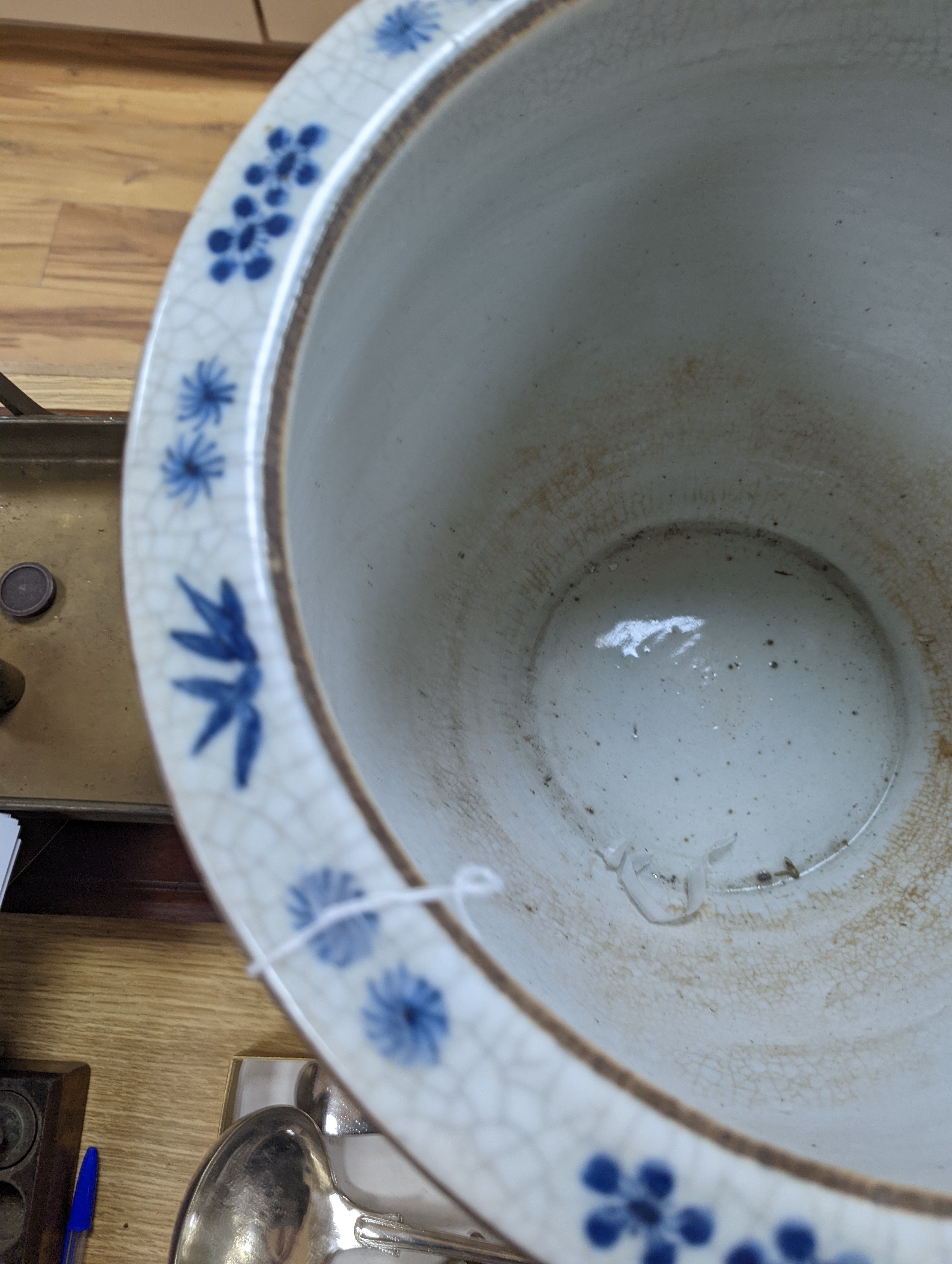 A late 19th/early 20th century Chinese blue and white crackleglaze jardiniere 30cm